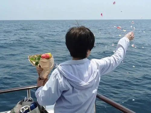 Pétalas de rosas no mar - cerimônia de despedida