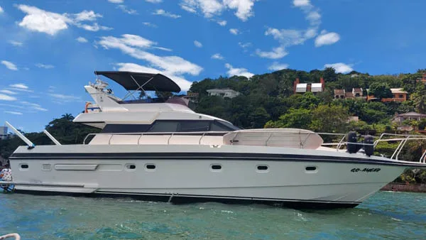 Iate de luxo Turismo Náutico Guarujá navegando no litoral