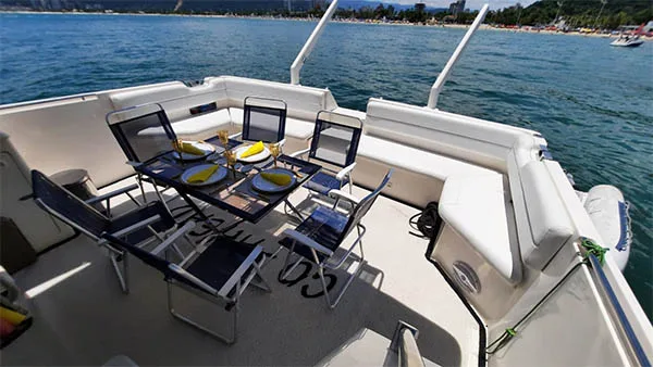 Catamarã em águas cristalinas - Turismo Náutico Guarujá