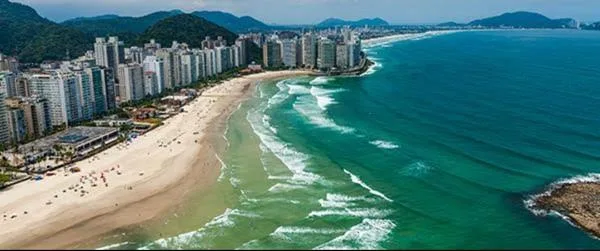 Costão rochoso no Guarujá - roteiro de passeio de lancha no Guarujá